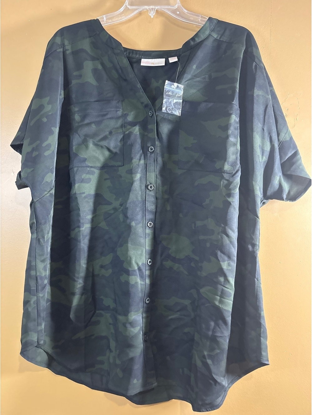 HC1229. Belle by Kim Gravel Women's Camouflage Button-Up Blouse Size XL